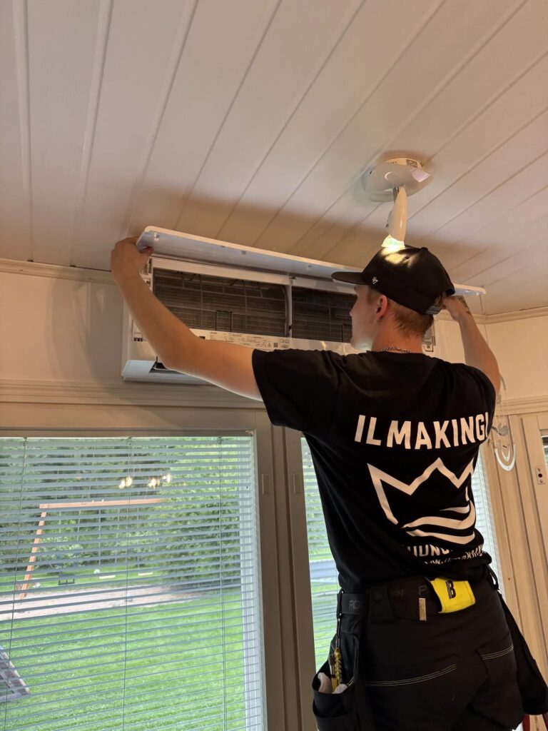 IlmaKingin asentaja huoltaa ilmalämpöpumpun sisäyksikköä